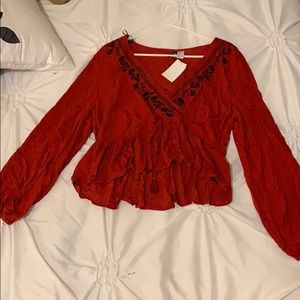 Embroidered top with floral design. Elastic waist